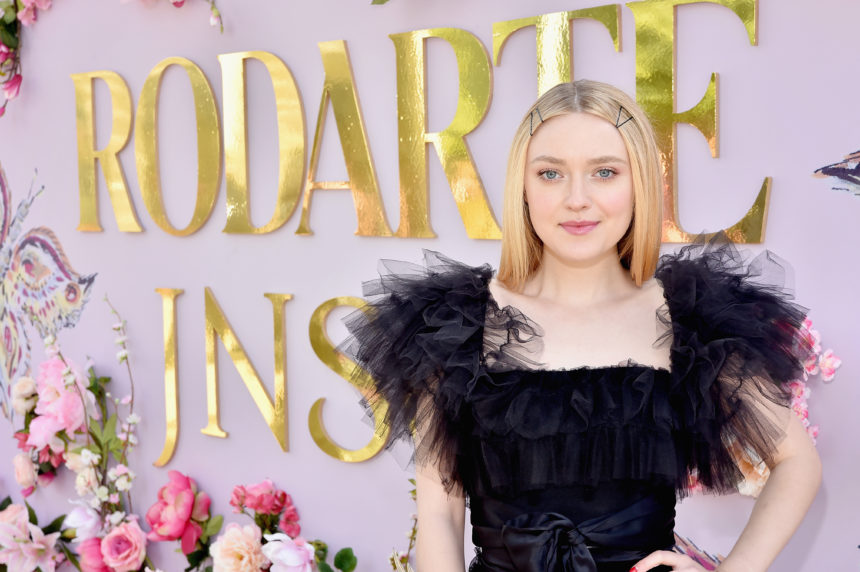 All that pins! Η Dakota Fanning μας δίνει έμπνευση για το πώς να φορέσουμε τσιμπιδάκια στα μαλλιά μας! | tlife.gr