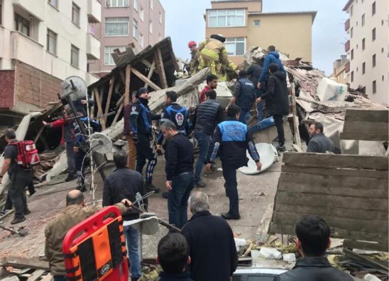 Κατέρρευσε εξαώροφο κτίριο στην Κωνσταντινούπολη! | tlife.gr