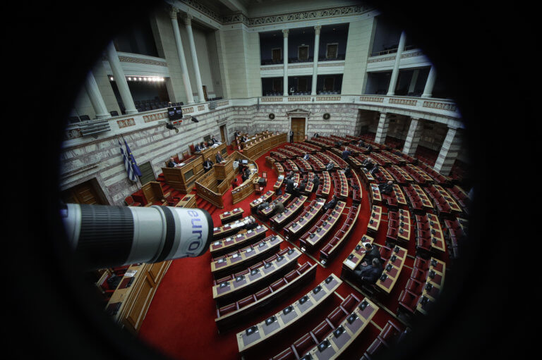 Συνταγματική Αναθεώρηση: Ανατροπή! Πέρασε τελικά το άρθρο 3 με 151 ψήφους | tlife.gr Συνταγματική Αναθεώρηση: Ανατροπή! Πέρασε τελικά το άρθρο 3 με 151 ψήφους | tlife.gr