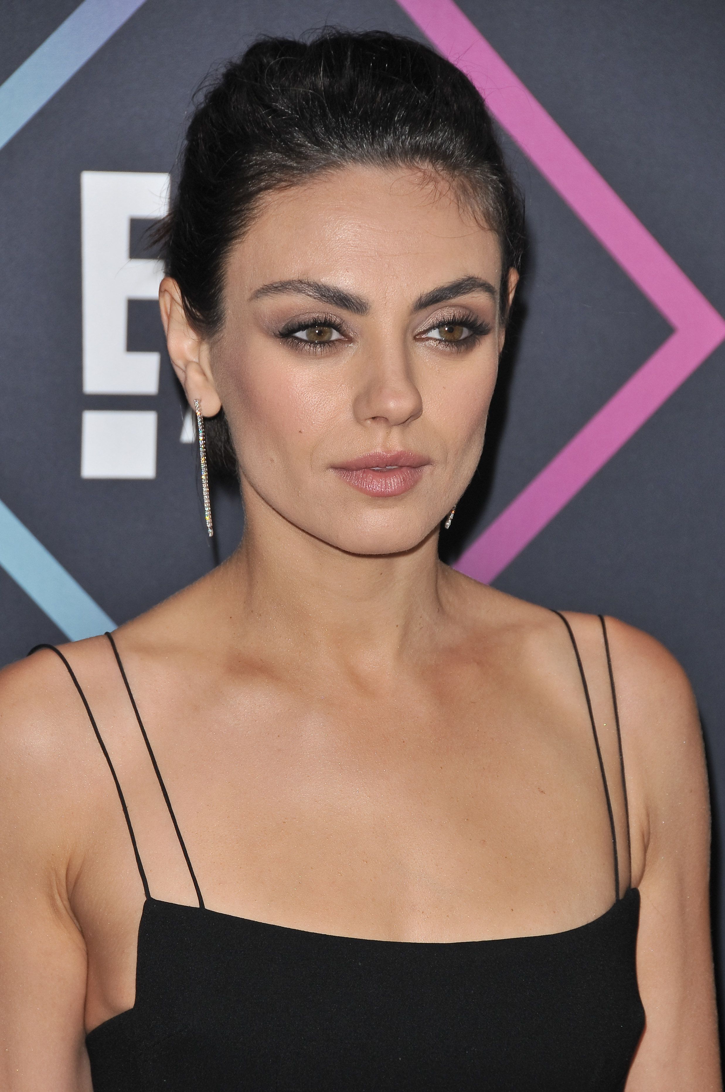 Η Mila Kunis μας δείχνει πώς να έχουμε στιλ όταν περνάμε εκείνη την άχαρη φάση που προσπαθούμε να τα μακρύνουμε!