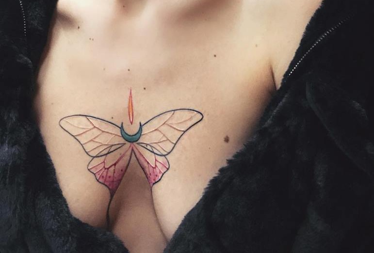 Ποια Ελληνίδα τραγουδίστρια έκανε αυτό το σέξι τατουάζ στο μπούστο της; [pics]