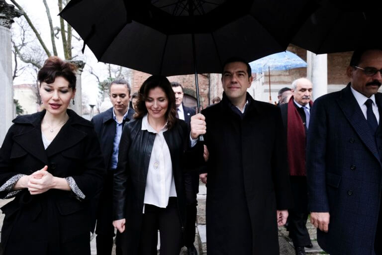 Ο προστατευτικός κ. Τσίπρας – Η κίνηση αβροφροσύνης στη Μπέτυ Μπαζιάνα [pics]
