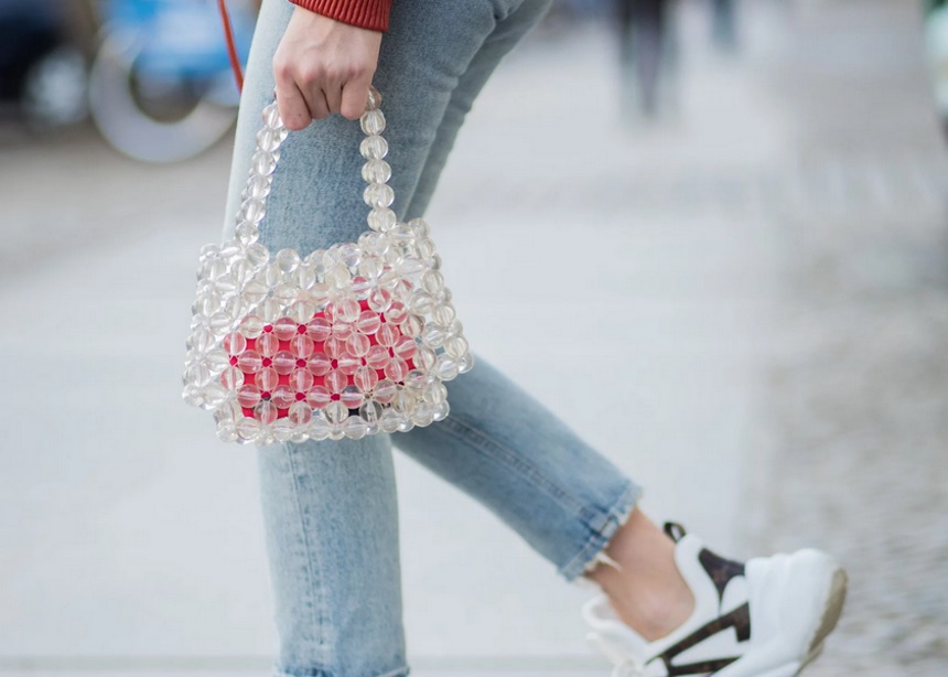 Beaded bag: Ποια είναι η τσάντα που επέστρεψε από τη δεκαετία του ’90 και την ντουλάπα των supermodels;