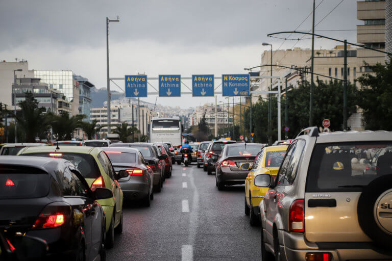 Κίνηση παντού στην Αθήνα – Μπλοκαρισμένοι κεντρικοί δρόμοι | tlife.gr