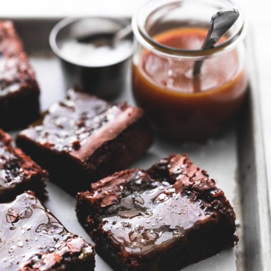 Σοκολατένιο brownie με καραμέλα και χοντρό αλάτι | tlife.gr Σοκολατένιο brownie με καραμέλα και χοντρό αλάτι | tlife.gr