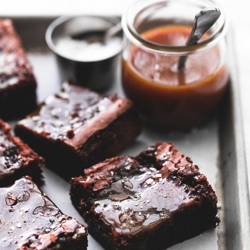 Σοκολατένιο brownie με καραμέλα και χοντρό αλάτι