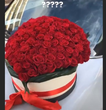 Ποια Ελληνίδα τραγουδίστρια βρήκε αυτά τα λουλούδια στο καπό του αυτοκινήτου της; video
