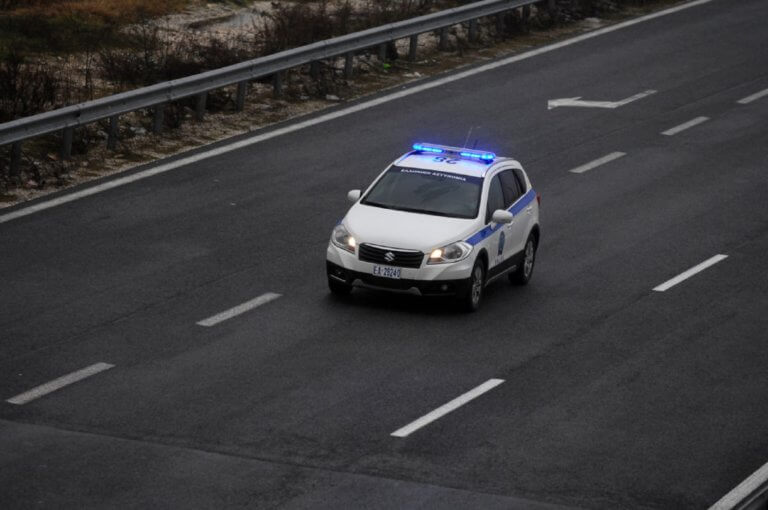 Νέα καταδίωξη στην Εγνατία – Έχασε τον έλεγχο και καρφώθηκε σε δέντρο – Δύο τραυματίες | tlife.gr Νέα καταδίωξη στην Εγνατία – Έχασε τον έλεγχο και καρφώθηκε σε δέντρο – Δύο τραυματίες | tlife.gr