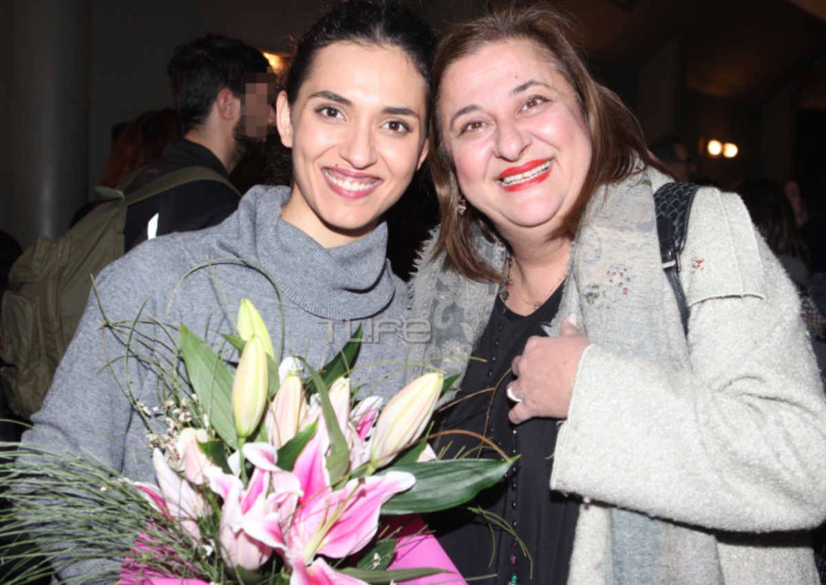 Ελισάβετ Κωνσταντινίδου: Στο θέατρο με τον πρώην σύζυγό της για να απολαύσουν την κόρη τους, Μαρία Χάνου! [pics]