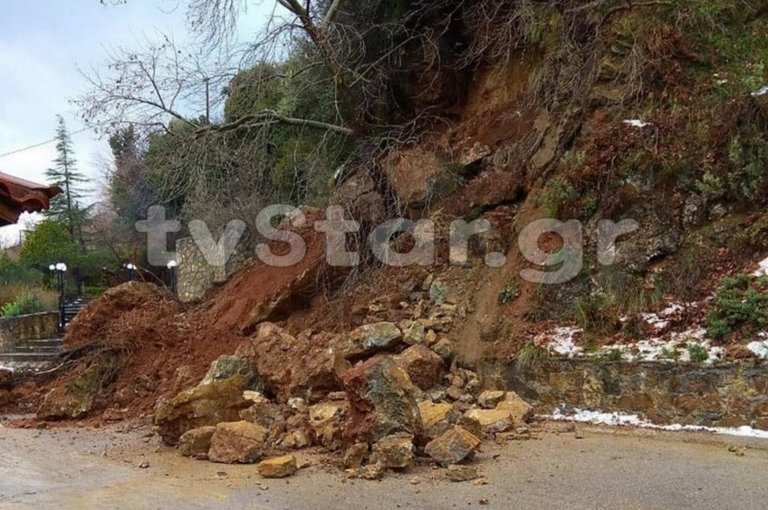 Πανικός στην Εύβοια: Η στιγμή της κατολίσθησης στην Κάτω Στενή