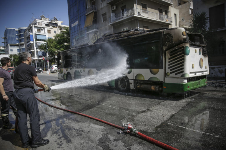 Λεωφορείο έπιασε φωτιά εν κινήσει στην λεωφόρο Μεσογείων! | tlife.gr Λεωφορείο έπιασε φωτιά εν κινήσει στην λεωφόρο Μεσογείων! | tlife.gr