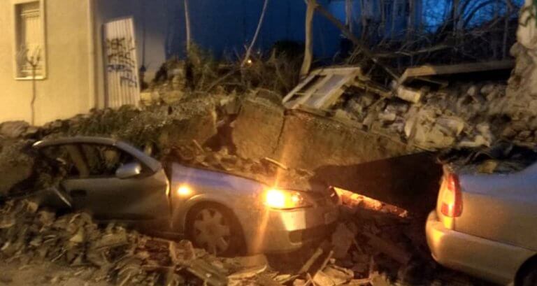 Κατέρρευσε σπίτι στο Γκάζι – Καταπλάκωσε δυο αυτοκίνητα! Συγκλονιστικές εικόνες και βίντεο από το σημείο | tlife.gr