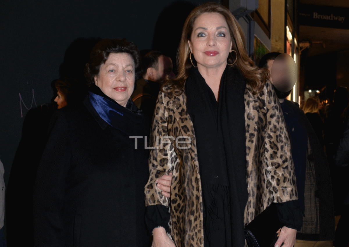 Άντζελα Γκερέκου: Chic εμφάνιση στο θέατρο μαζί με την μητέρα της! [pics]