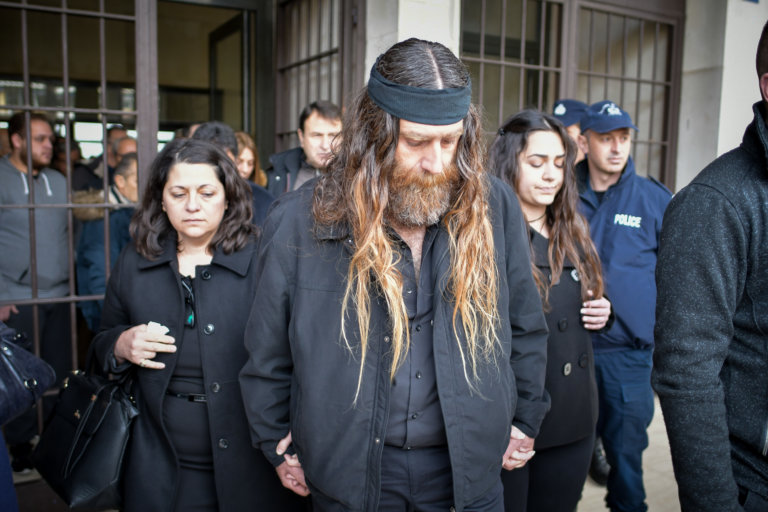 Βαγγέλης Γιακουμάκης: Ξέσπασε σε κλάματα ο πατέρας του – Οι απουσίες και η διακοπή στη δίκη | tlife.gr
