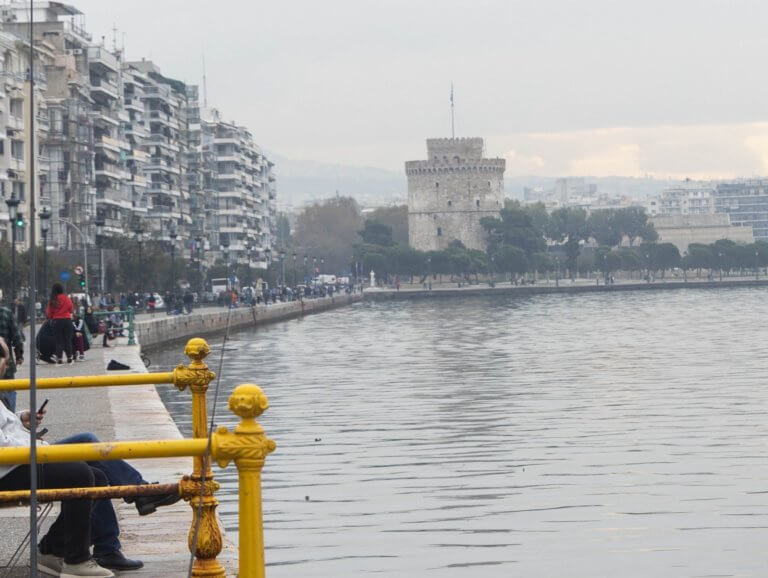 Ημίγυμνη γυναίκα έπεσε στο Θερμαϊκό | tlife.gr Ημίγυμνη γυναίκα έπεσε στο Θερμαϊκό | tlife.gr