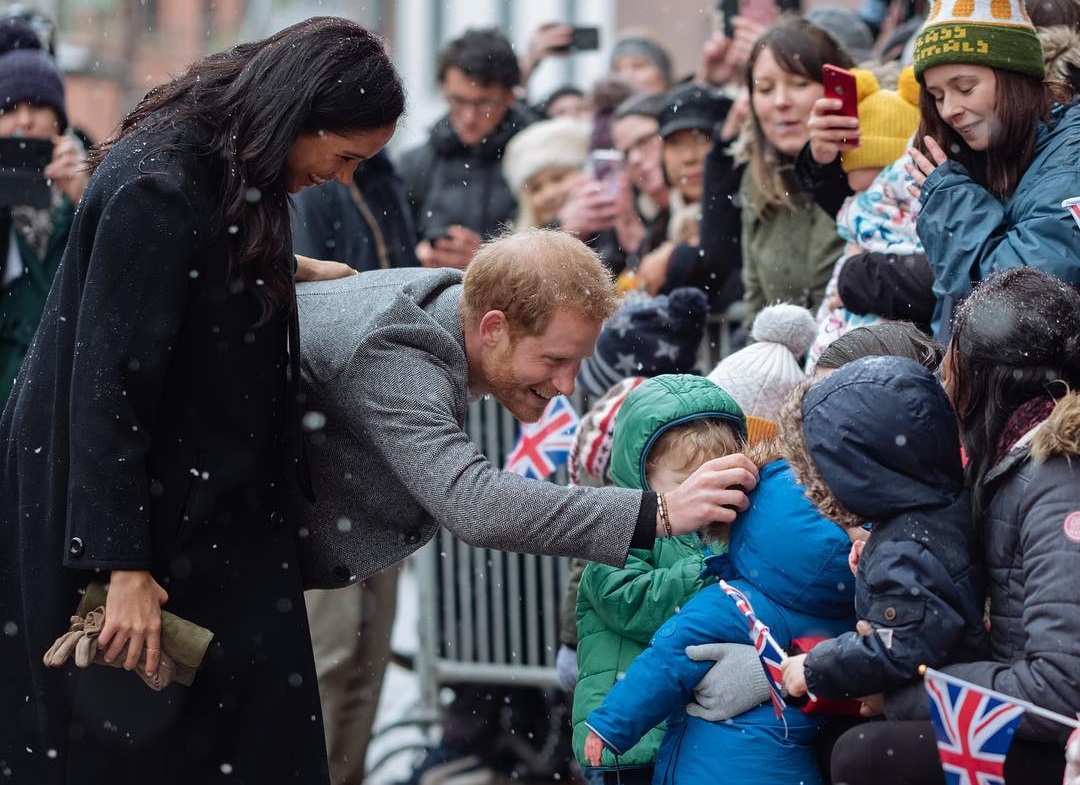 Θερμή υποδοχή στον πρίγκιπα Harry και στην Meghan Markle παρά το τσουχτερό κρύο