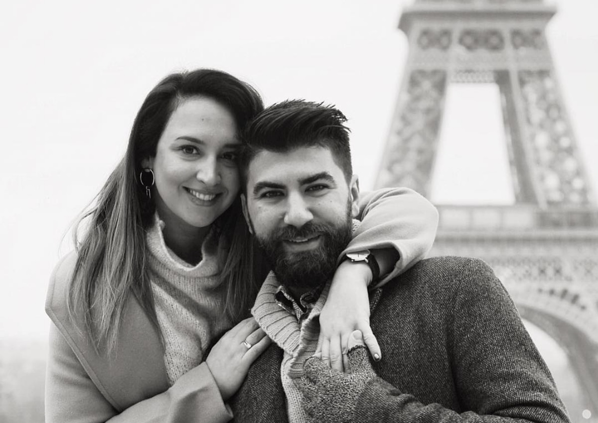 Η Κλέλια Πανταζή πήγε στο Παρίσι με τον σύζυγό της και διάβασε το “Σ’ αγαπώ” σε 250 γλώσσες! (pic)