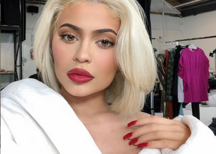 Η Kylie Jenner άφησε ένα… ρομπότ να της κάνει το μακιγιάζ και ιδού το αποτέλεσμα!