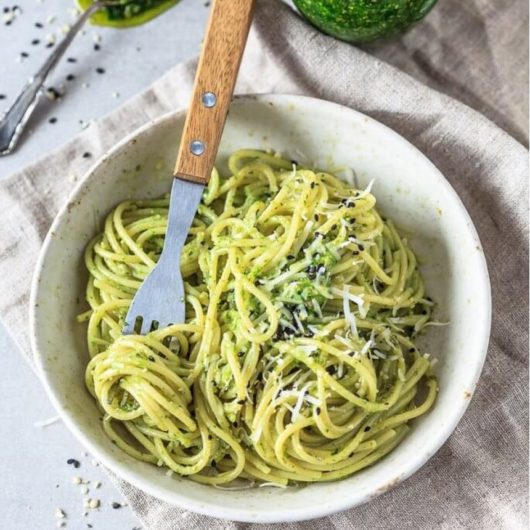 Μακαρονάδα με σπαγγέτι ολικής και pesto βασιλικού | tlife.gr Μακαρονάδα με σπαγγέτι ολικής και pesto βασιλικού | tlife.gr