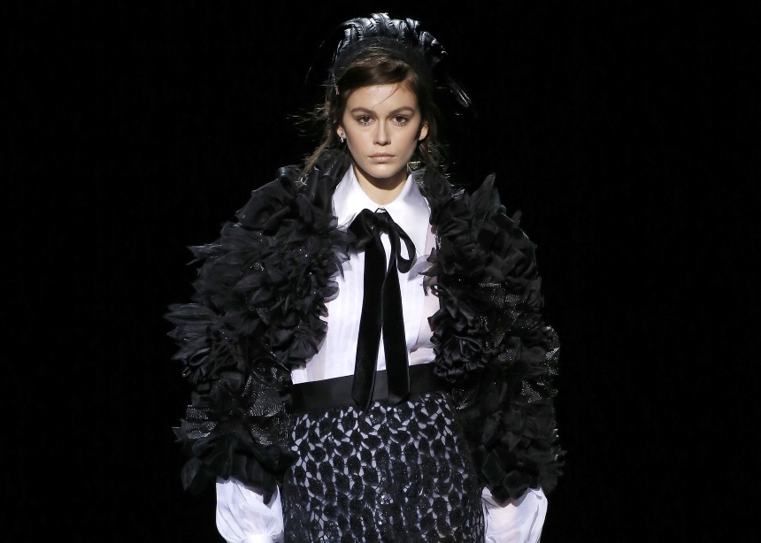 Theatrical ύφος, extreme όγκοι, feather φορέματα! Η νέα συλλογή του Marc Jacobs που “μάγεψε” τον κόσμο της μόδας
