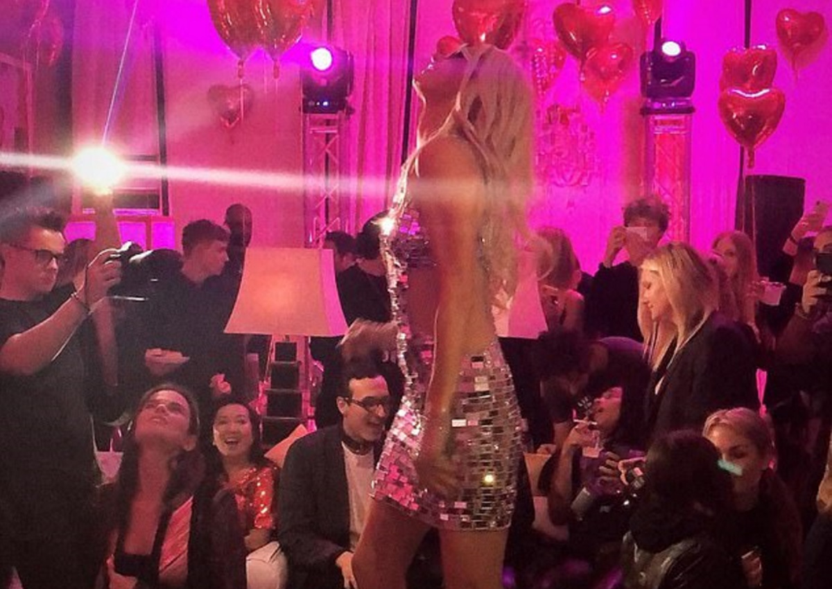 Paris Hilton: Γιόρτασε τα 38α γενέθλια της με ένα ξέφρενο πάρτι! – Η στιγμή που πατάει με το τακούνι την τούρτα της! [pics,vid]