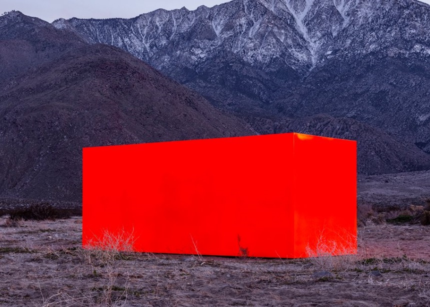 Ένας εκτυφλωτικά πορτοκαλί μονόλιθος στην μέση της ερήμου Coachella
