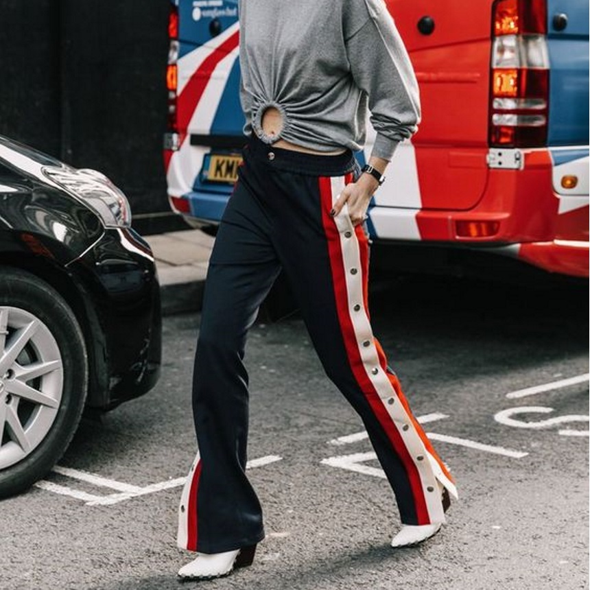 Stripe pants: Σε αυτό το παντελόνι οφείλονται οι πιο επιτυχημένες athleisure εμφανίσεις