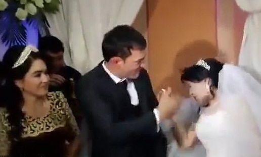 Το βίντεο που εξοργίζει κάθε γυναίκα! Γαμπρός χαστουκίζει τη νύφη, επειδή αστειεύτηκε με την τούρτα του γάμου! | tlife.gr Το βίντεο που εξοργίζει κάθε γυναίκα! Γαμπρός χαστουκίζει τη νύφη, επειδή αστειεύτηκε με την τούρτα του γάμου! | tlife.gr
