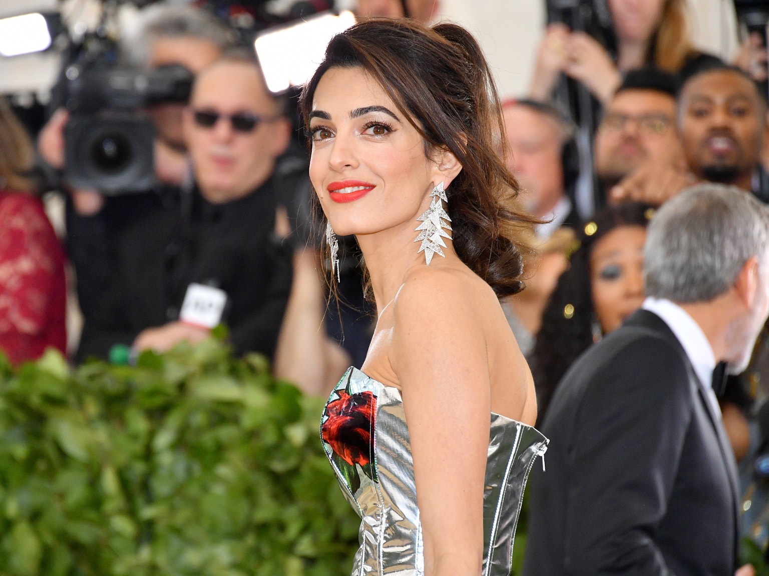 Η Amal Clooney ενώνει τις δυνάμεις της με τον πρίγκιπα Κάρολο!