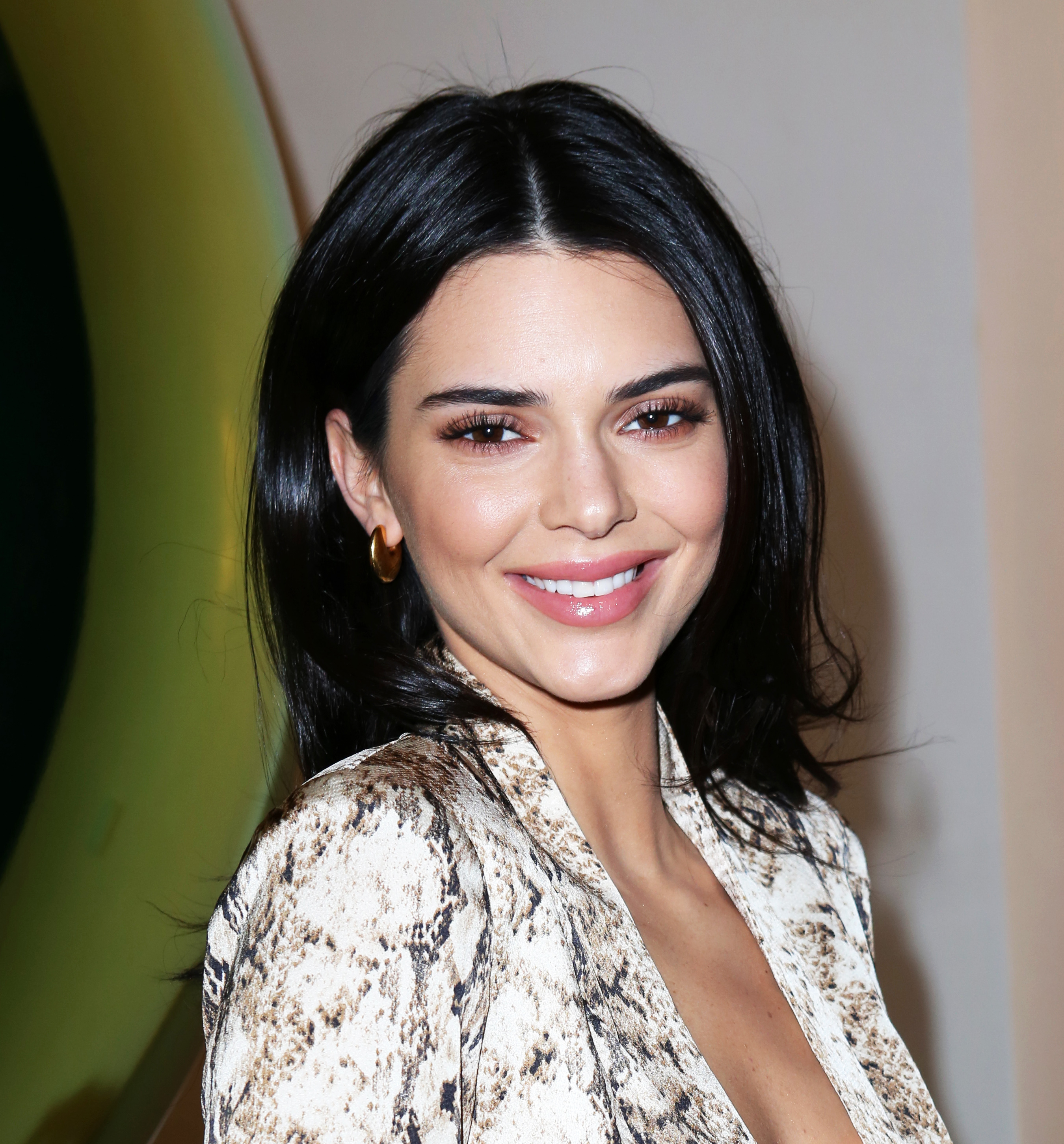 Η Kendall Jenner υπέκυψε στην τεράστια τάση του cowprint manicure!