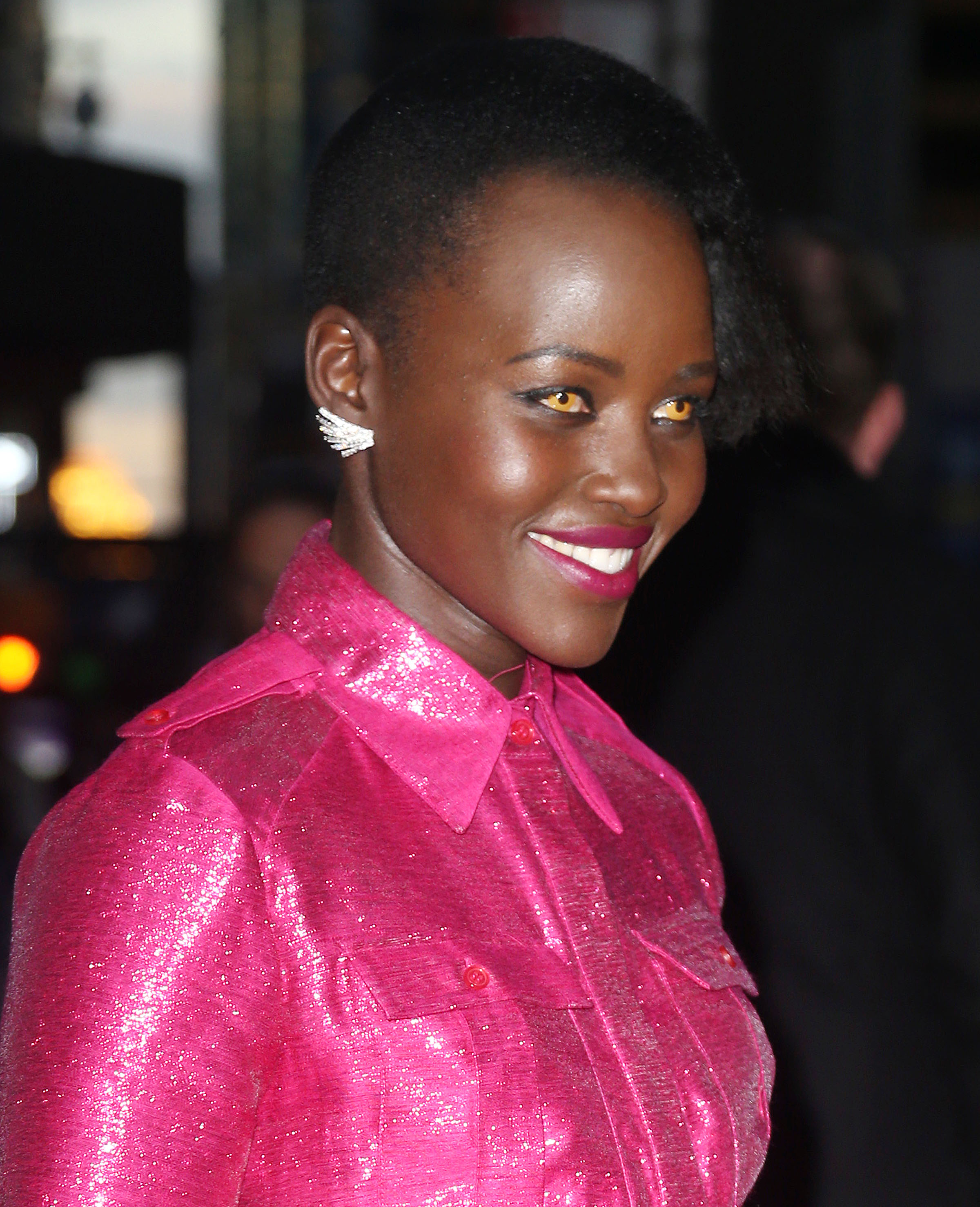 Η Lupita Nyong’O ξαναφόρεσε φακούς επαφής. Αυτή τη φορά… κίτρινους!