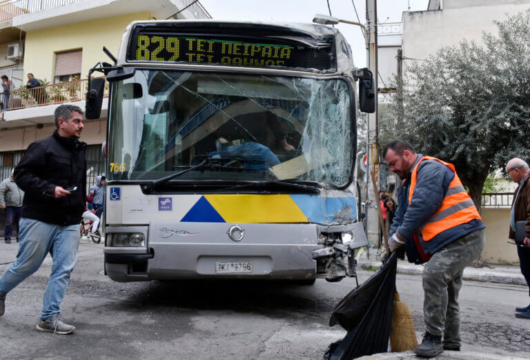 Αιγάλεω: Συγκλονιστικές μαρτυρίες για τη σύγκρουση λεωφορείων – video | tlife.gr Αιγάλεω: Συγκλονιστικές μαρτυρίες για τη σύγκρουση λεωφορείων – video | tlife.gr