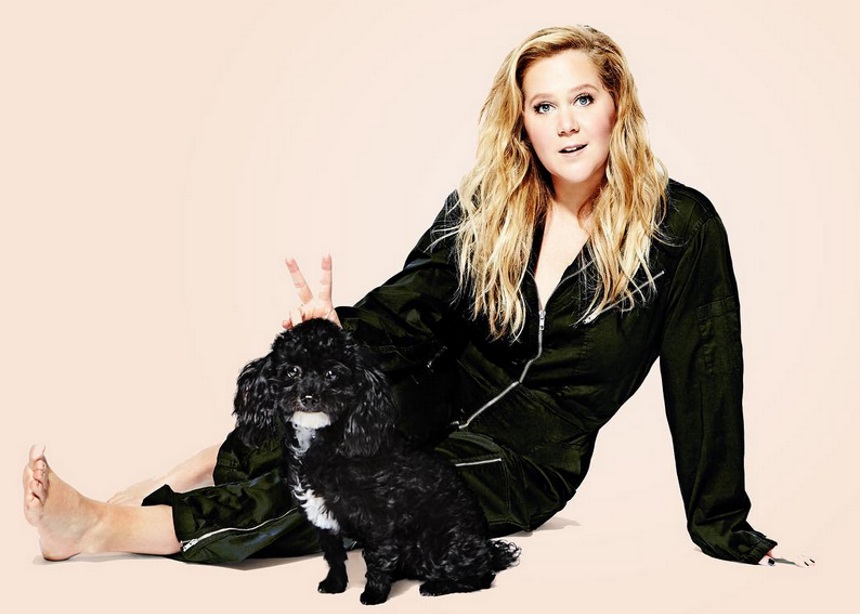 Η εγκυμονούσα Amy Schumer έκανε την καθιερωμένη “γυμνή φωτογράφιση” για τους New York Times