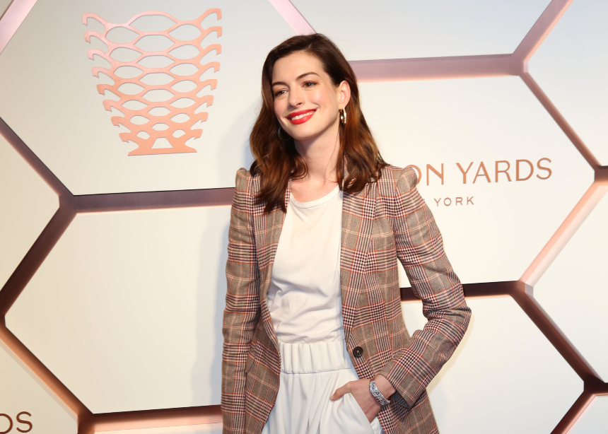 H Anne Hathaway φόρεσε το καρό σακάκι με spring style!