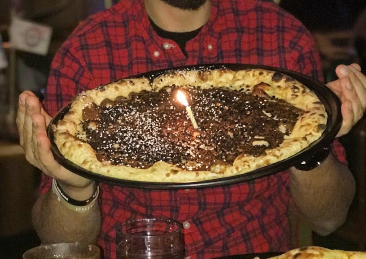 Έλληνας παρουσιαστής είχε γενέθλια και αντί για τούρτα έσβησε… πίτσα με σοκολάτα!