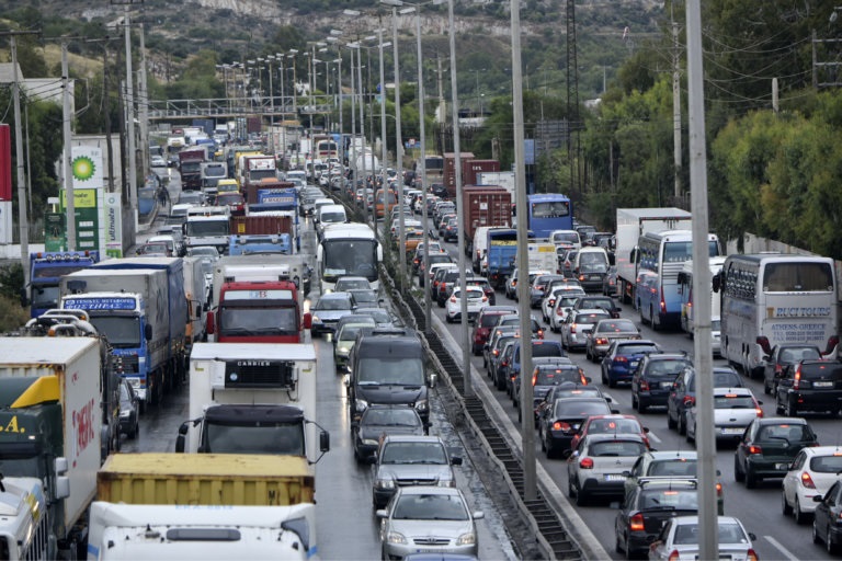 Ανατροπή νταλίκας στην Αττική Οδό – Κλειστές οι δυο λωρίδες στο ύψος του Ασπρόπυργου