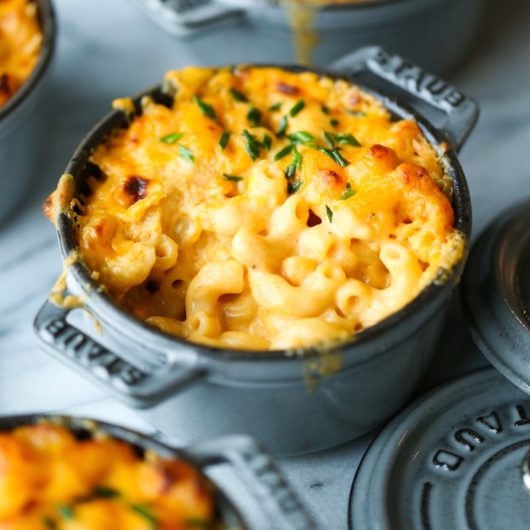 Κρεμώδη ζυμαρικά Mac and Cheese στον φούρνο | tlife.gr Κρεμώδη ζυμαρικά Mac and Cheese στον φούρνο | tlife.gr
