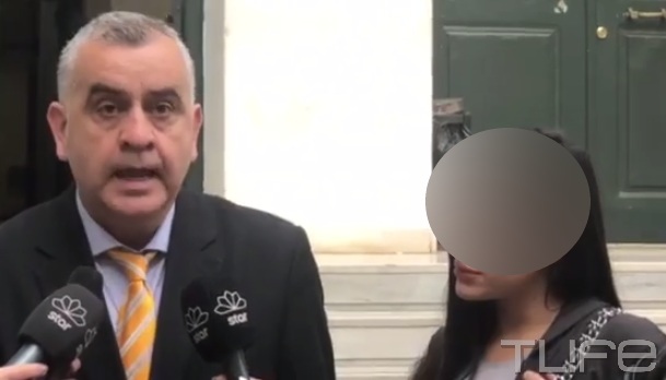 Πτώση 39χρονου στη Βούλα: Τι δηλώνει στην κάμερα η 32χρονη σύντροφός του, η οποία αφέθηκε ελεύθερη! Video | tlife.gr Πτώση 39χρονου στη Βούλα: Τι δηλώνει στην κάμερα η 32χρονη σύντροφός του, η οποία αφέθηκε ελεύθερη! Video | tlife.gr