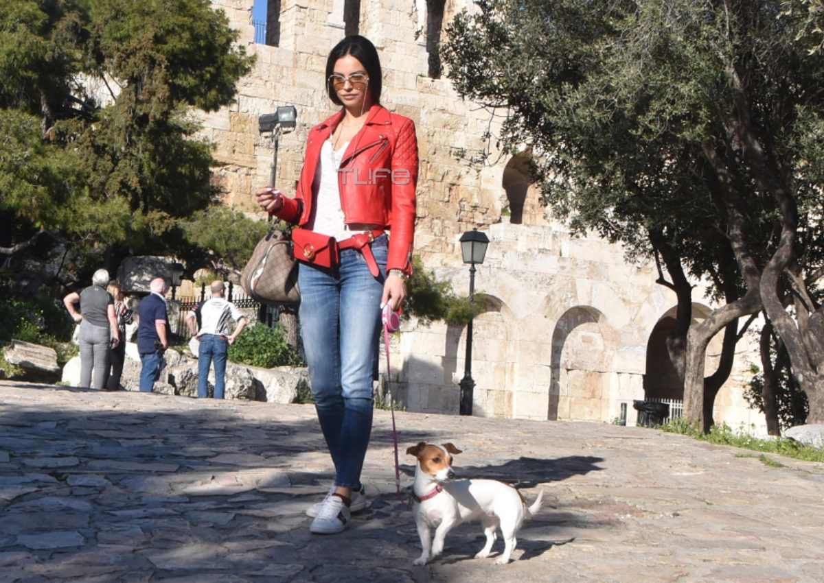 Δήμητρα Αλεξανδράκη: Βόλτα στην Ακρόπολη με τον αγαπημένο της σκύλο! [pics]