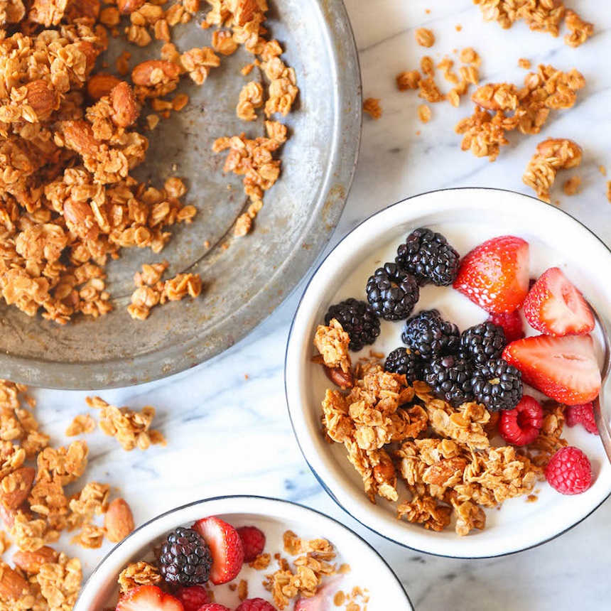 Σπιτική granola με βούτυρο αμυγδάλου και μπαχαρικά