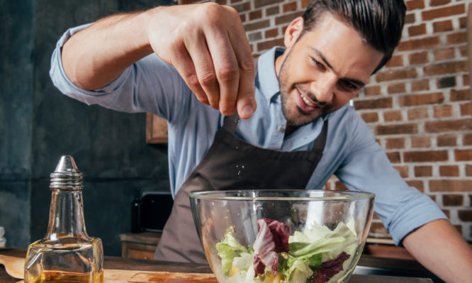 Αλάτι: Ποια μυρωδικά το «αντικαθιστούν» για να το μειώσετε χωρίς να χάσετε γεύση [πίνακας]