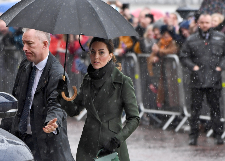 H Kate Middleton απόλυτα κομψή ακόμη και στην… βροχή!