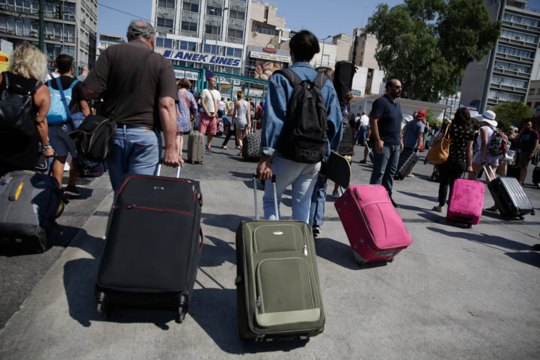 Χαμός στα λιμάνια Πειραιά, Ραφήνας και Λαυρίου! Πόσοι έφυγαν για Καθαρά Δευτέρα | tlife.gr
