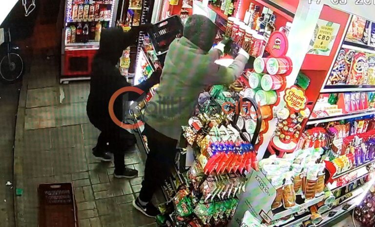 Μέσα σε δυο λεπτά ξάφρισαν περίπτερο στην Καλλιθέα! Καρέ καρέ οι κινήσεις των θρασύτατων ληστών! – video