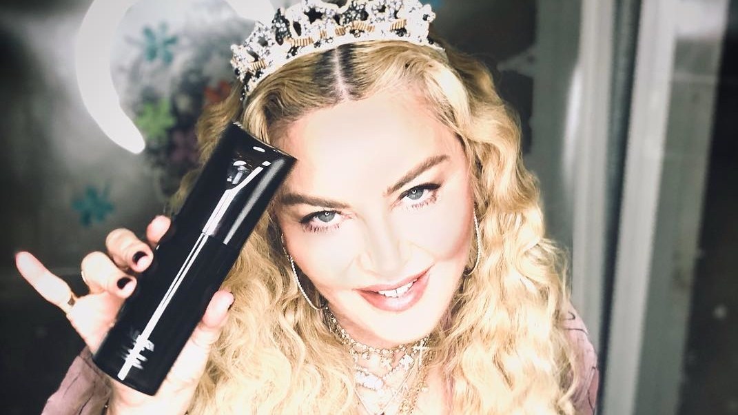 H Madonna συνεργάζεται με τον οίκο Moschino για τα καλλυντικά της!