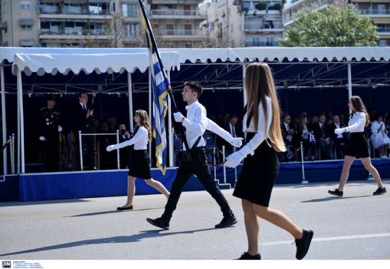 Παρέλαση 25 Μαρτίου – Θεσσαλονίκη: Mαθητές γυρίζουν στην εξέδρα των επισήμων και τραγουδούν το «Μακεδονία ξακουστή»