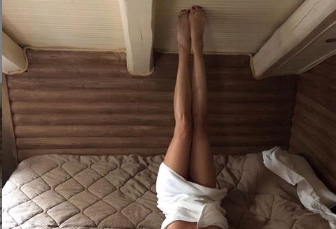 Γνωστή Ελληνίδα ποζάρει στο κρεβάτι της μόνο με μια… μικροσκοπική πετσέτα! [pic]