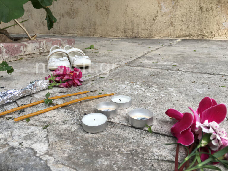 Νέος Κόσμος: Ένα ζευγάρι λευκά παιδικά παπούτσια και λίγα λουλούδια για τη μικρή Έφη