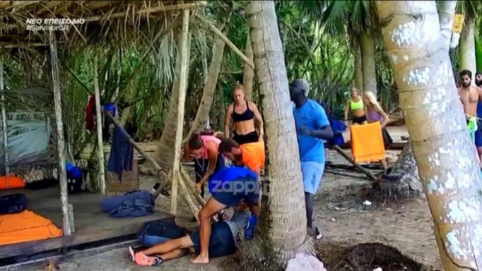 Survivor: Κατέρρευσε ο Κυριάκος Πελεκάνος! Τρόμαξαν οι παίκτες, πανικόβλητοι φώναζαν το γιατρό… | tlife.gr Survivor: Κατέρρευσε ο Κυριάκος Πελεκάνος! Τρόμαξαν οι παίκτες, πανικόβλητοι φώναζαν το γιατρό… | tlife.gr
