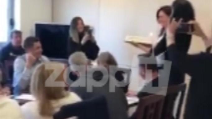 Αιφνιδίασαν τον Αντώνη Σρόιτερ την ώρα της σύσκεψης για το δελτίο – Βίντεο